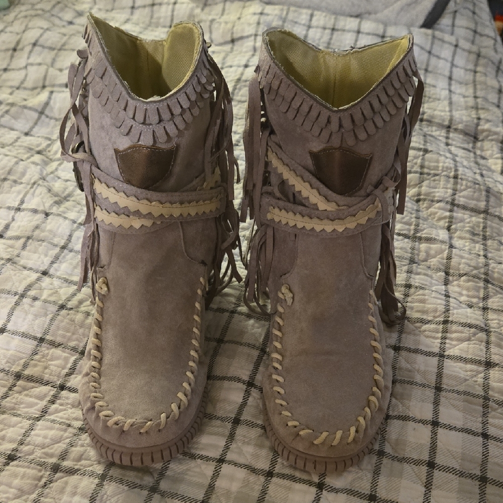 TB Lavendar Fringed Suede Moccasin Boots w buckle detail sz 8